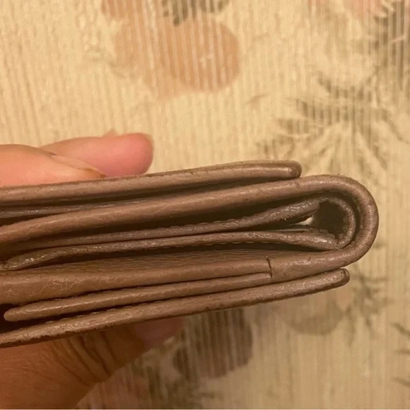 Gucci Taupe Pebbled Leather Tri-Fold Wallet with Gold GG - Picture 7 of 11